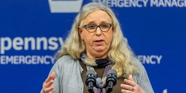 La Secretaria de Salud de Pensilvania, la Dra. Rachel Levine, habla con periodistas en Harrisburg, Pa., 29 de mayo de 2020. (Associated Press)