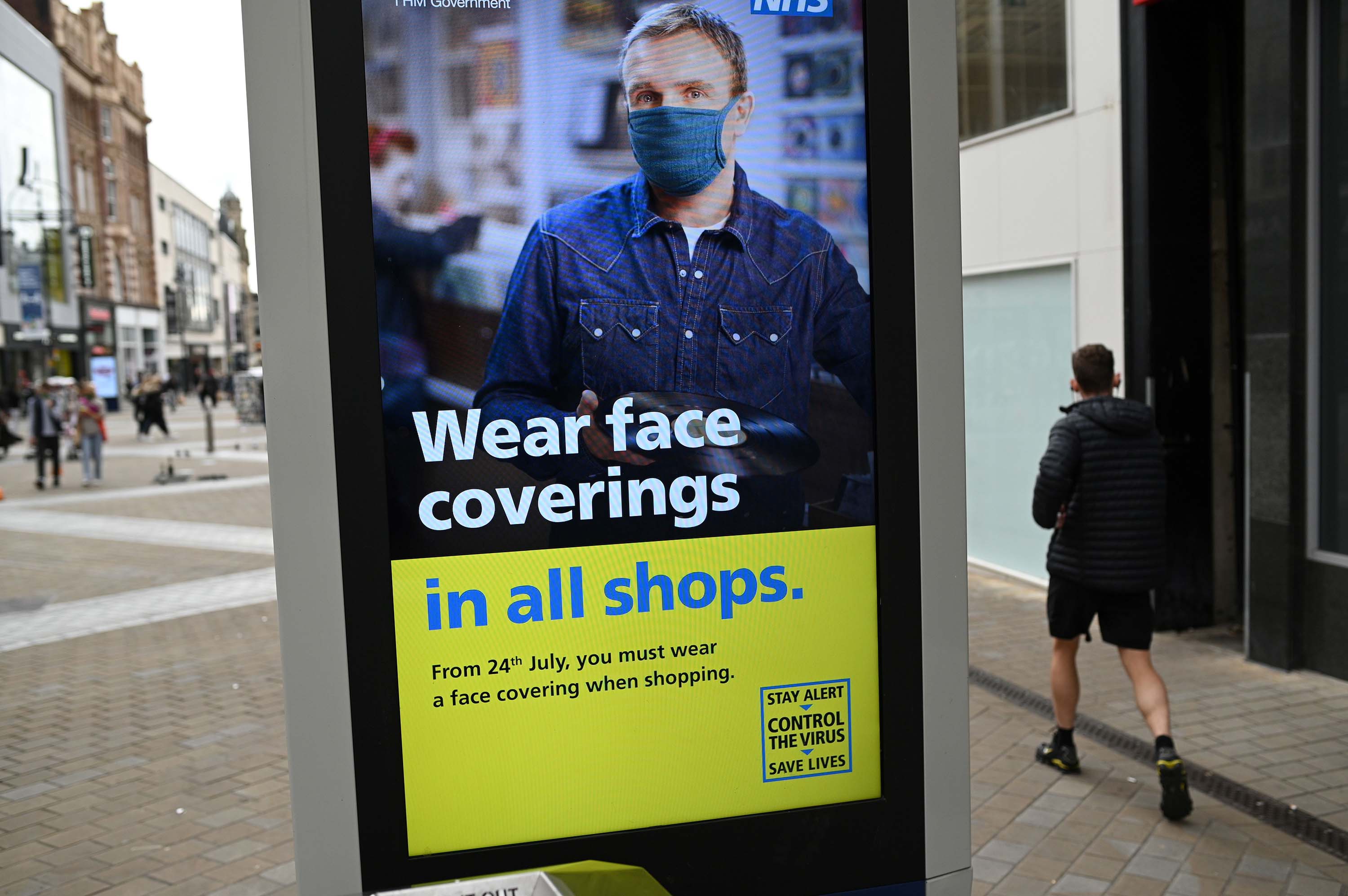 El 23 de julio, en Leeds, Inglaterra, se muestra un letrero que indica el uso de cubiertas faciales en las tiendas.