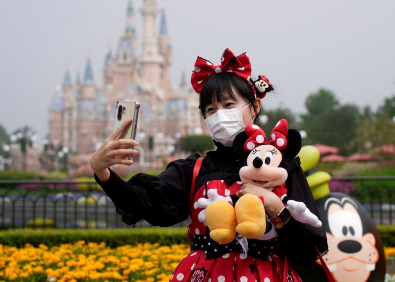 Un visitante vestido como un personaje de Disney se toma una selfie mientras usa una máscara facial protectora en el Shanghai Disney Resort cuando el parque temático Shanghai Disneyland reabre después de un cierre debido al brote de la enfermedad del coronavirus (COVID-19), en Shanghai, China, 11 de mayo de 2020 REUTERS / Aly Song IMÁGENES TPX DEL DÍA