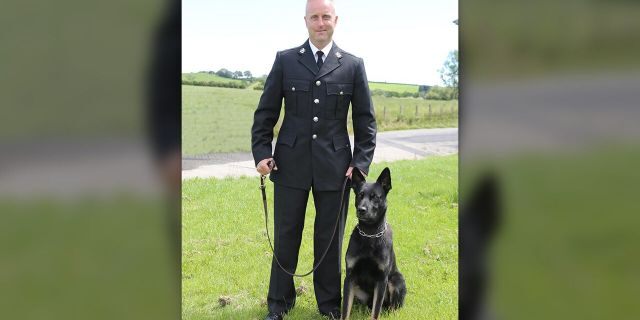 Max, una mezcla de pastor alemán de 2 años, y su adiestrador, el agente de policía Peter Lloyd, quien completó su entrenamiento de perro policía en febrero para la policía de Dyfed-Powys, fueron parte de una amplia misión de búsqueda y rescate en una ladera de Gales durante su primer turno juntos.  (Policía de Dyfed-Powys)